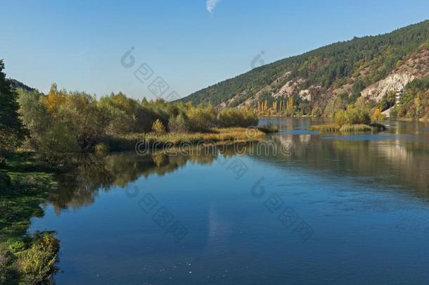 秋风景关于伊斯克河河在近处潘查列沃湖,保加利亚