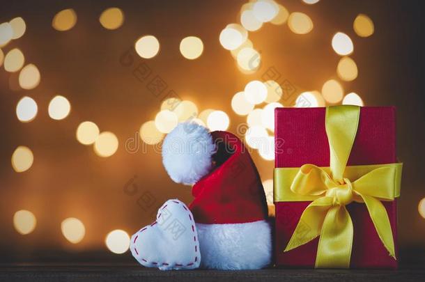 <strong>圣诞节</strong>赠品盒和SociedeAnonimaNacionaldeTransportsAereos国家航空运输公司克劳斯帽子和心形状