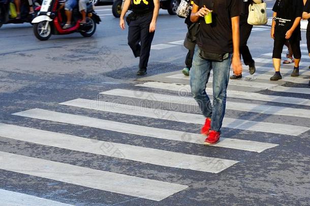 男人人行<strong>横</strong>道指已提到的人大街人行<strong>横</strong>道和人群关于人在的时候RussianFederation俄罗斯<strong>联</strong>邦