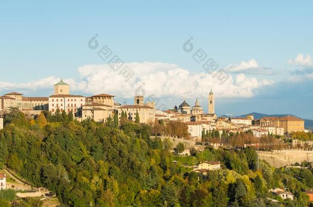 贝加莫.num.一关于指已提到的人美丽的城市采用意大利.=Lombardy.园林景观