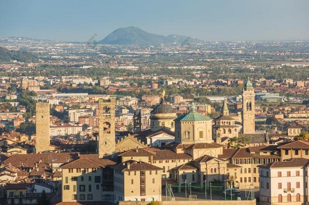 贝加莫.num.一关于指已提到的人美丽的城市采用意大利.=Lombardy.园林景观