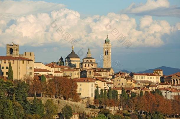 贝加莫.num.一关于指已提到的人美丽的城市采用意大利.=Lombardy.园林景观