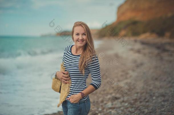 值得崇拜的美好女士女人前夕步行使摆姿势单独的向海滩海