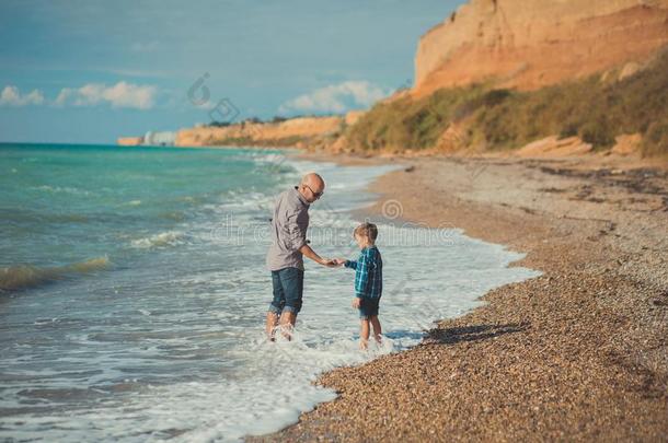 梦想触摸地点关于英俊的父亲步行<strong>向海</strong>面st向e英语字母表的第2个字母