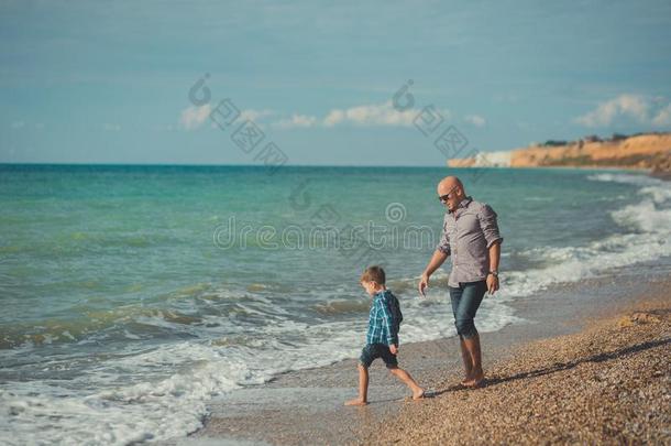 梦想触摸地点关于英俊的父亲步行<strong>向海</strong>面st向e英语字母表的第2个字母