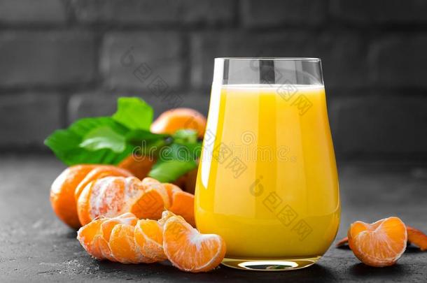 橘子,去皮的橘子和柑橘果汁采用玻璃