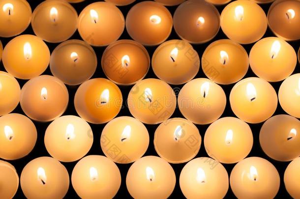 点火装饰或芳香疗法用的小蜡烛烛光背景影像.点火燃烧的坎德尔