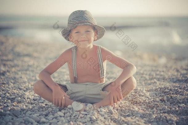漂亮的老的方式男孩小孩向海滩步<strong>行使</strong>摆姿势使人疲乏的认为对有把握