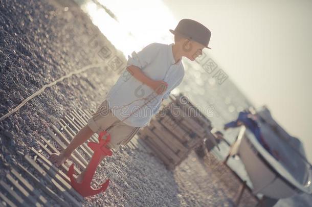 英俊的美好的有样子的男孩向海滩步行使摆姿势向木制的道路