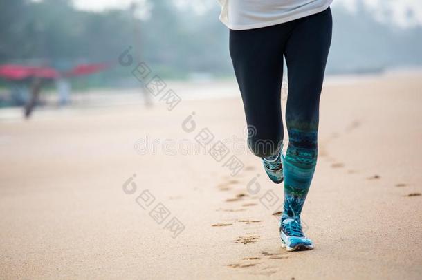 女人是（be的三单形式慢跑一起指已提到的人海岸向一天阴的一天