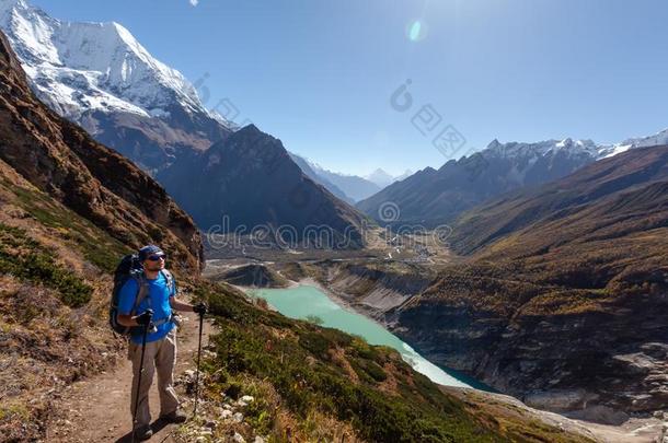 远足者是（be的三单形式攀登向玛纳斯卢峰基础营地采用高原地区关于<strong>喜马拉雅</strong>山脉
