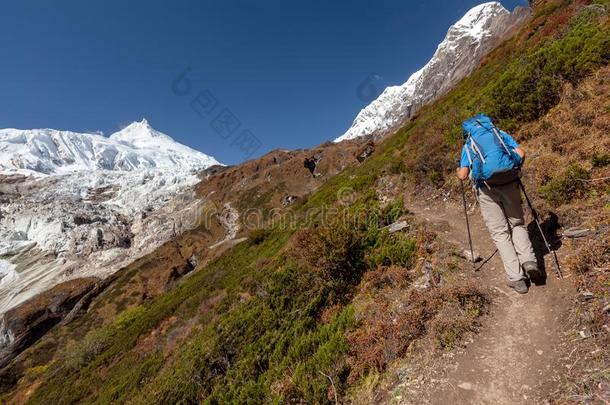 远足者是（be的三单形式攀登向玛纳斯卢峰基础营地采用高原地区关于喜马拉雅山脉