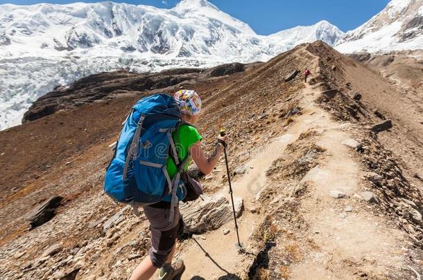 远足者是（be的三单形式攀登向玛纳斯卢峰基础营地采用高原地区关于<strong>喜马拉雅</strong>山脉
