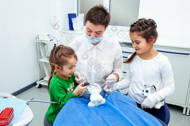 治疗办公室孩子们牙科医生牙小的女孩青少年红色的对接