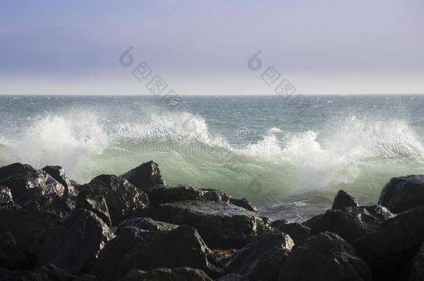 波浪使溅起一大的岩石