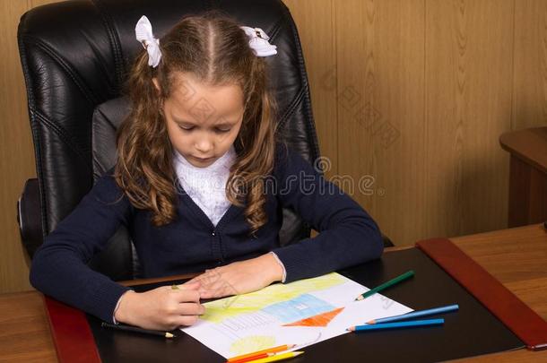 女孩女学生绘画一有色的铅笔