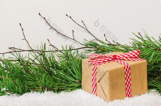 圣诞节赠品盒和冷杉树树枝采用雪.