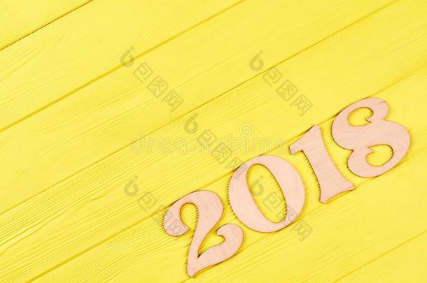 木制的数字<strong>2018</strong>向黄色的背景.