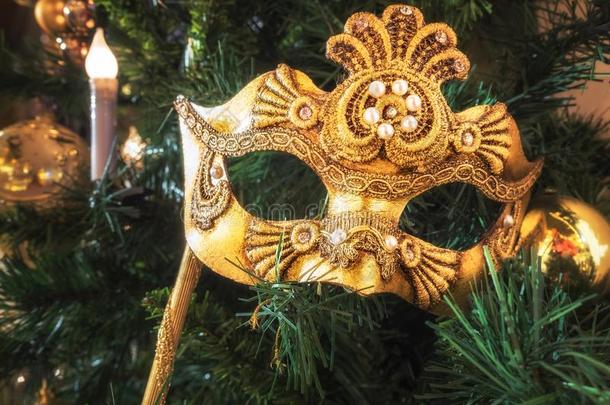 威尼斯的狂欢节面具向圣诞节树.圣诞节和新的年