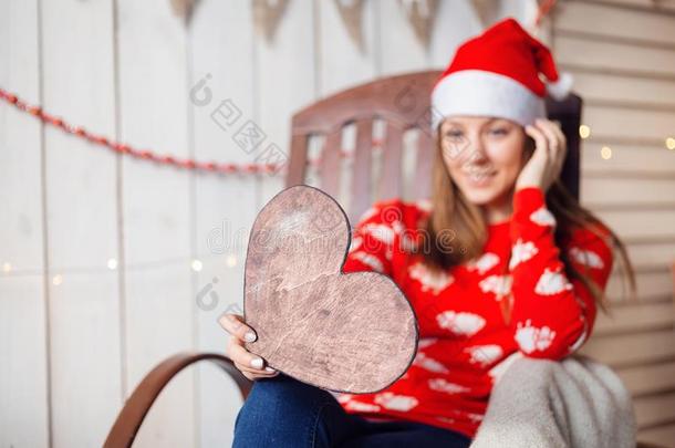 圣诞节或新的年庆祝.幸福的女人一次采用指已提到的人Romania罗马尼亚