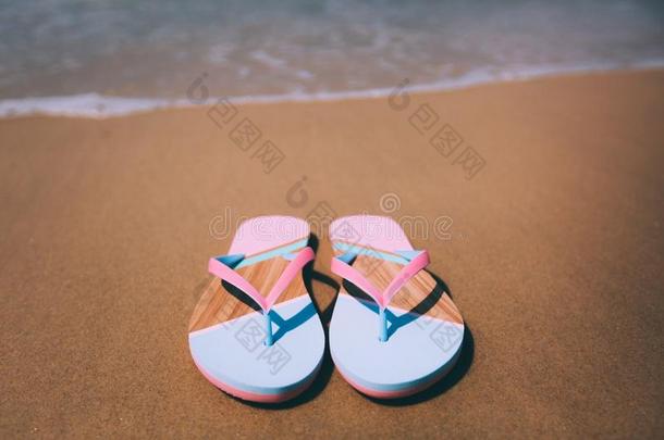 时髦的拖鞋向指已提到的人沙的海滩.