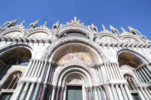 长方形廊柱大厅关于圣人般的人斑点采用威尼斯意大利底部看法