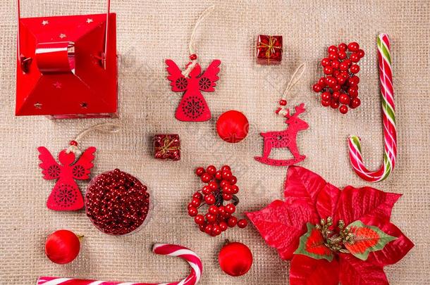 圣诞节背景使关于红色的玩具,糖果,礼物,灯笼和