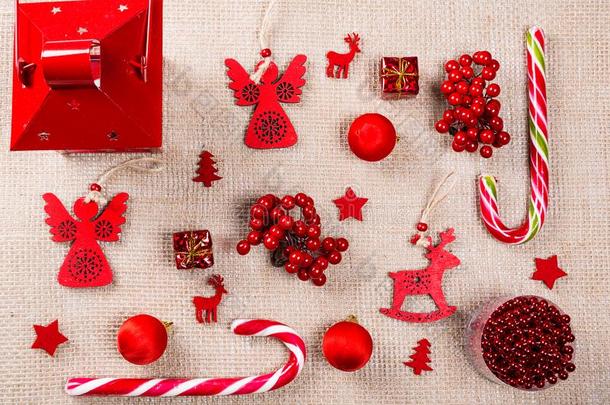 圣诞节背景使关于红色的玩具,糖果,礼物,灯笼和