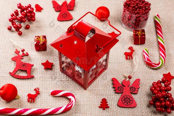圣诞节框架使关于红色的玩具,糖果,礼物,灯笼和新的