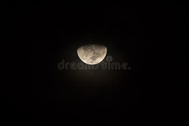 指已提到的人月亮采用指已提到的人夜时间和黑的天背景