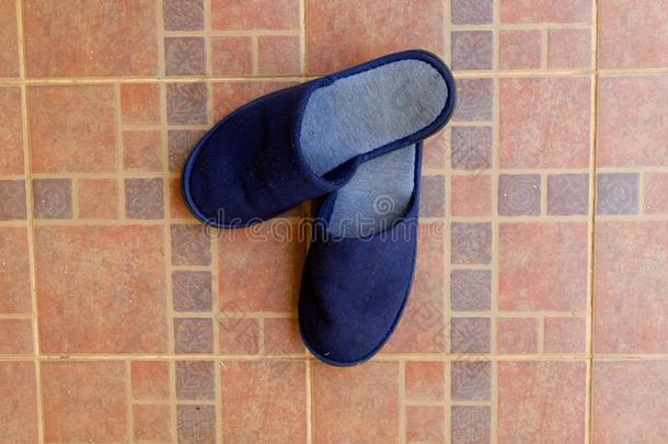 软的蓝色拖鞋.一副关于空白的拖鞋床鞋子隔离的向