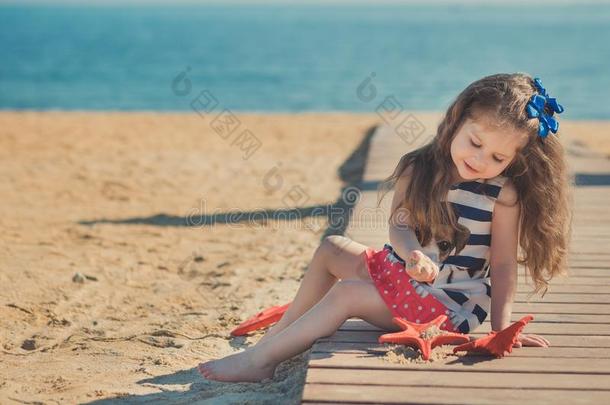 漂亮的小的女孩享有夏时间向海面海滩幸福的Poland波兰