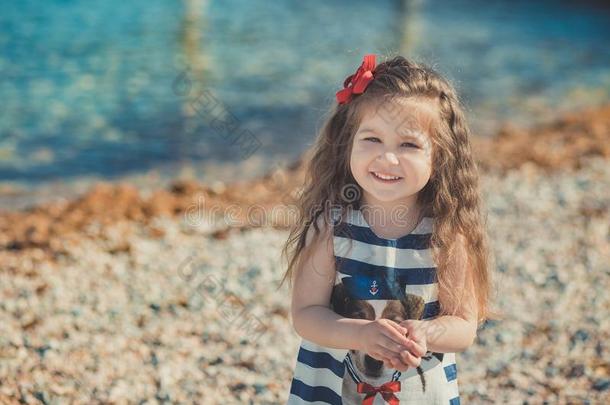 漂亮的小的女孩享有夏时间向海面海滩幸福的Poland波兰