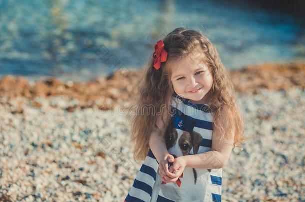 漂亮的小的女孩享有夏时间<strong>向海</strong>面海滩幸福的Poland波兰