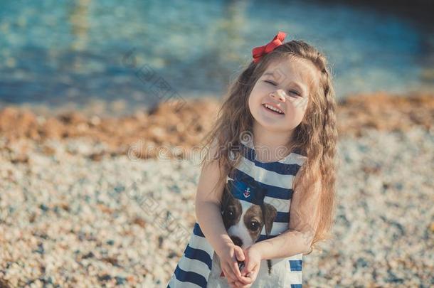 漂亮的小的女孩享有夏时间向海面海滩幸福的Poland波兰