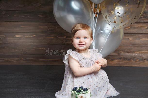 肖像关于漂亮的值得崇拜的婴儿女孩庆祝她第一出生日期