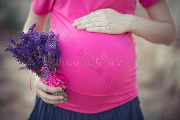 漂亮的年幼的怀孕的女士女人和巨大的美丽的绿色的眼睛