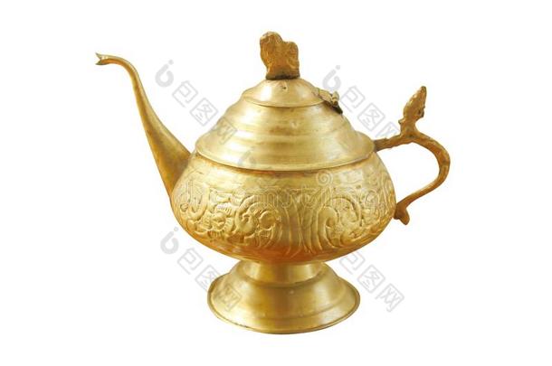 古老的黄铜茶壶和一p一tternisol一ted向白色的b一ckground
