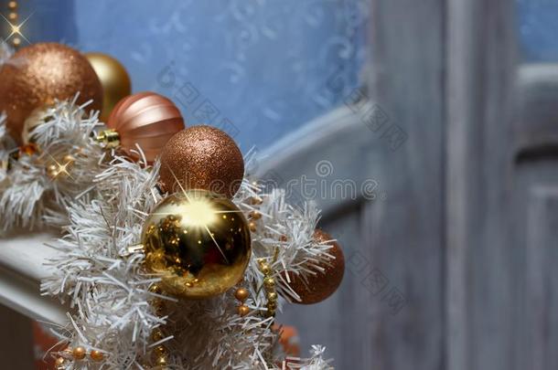 圣诞节棕色的金色的杂乱和白色的garl和装饰向aux.构成疑问句和否定句