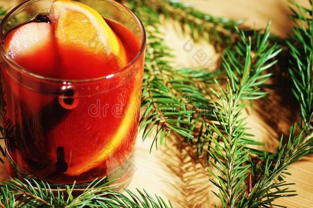 热的葡萄酒喝.暖和的圣诞节葡萄酒.将制成热饮葡萄酒和橙一