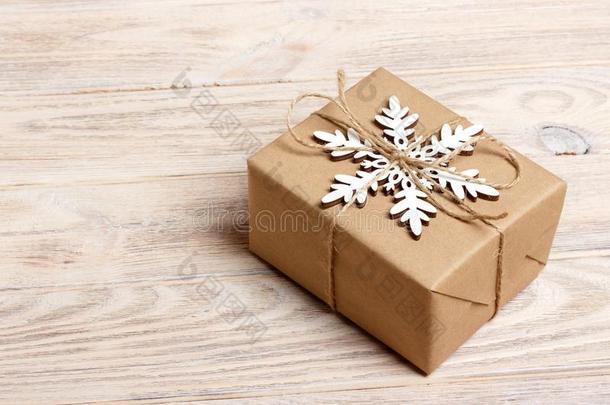 圣诞节手工做的赠品盒装饰和手艺纸和白色的