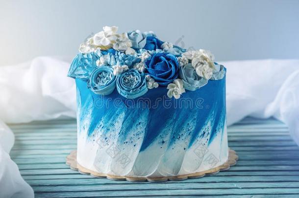 美丽的<strong>蓝色婚礼</strong>蛋糕装饰和白色的花关于肌酸酐
