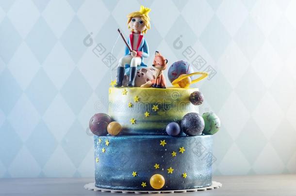 大的小孩美丽的蛋糕装饰采用指已提到的人形状关于指已提到的人行星和