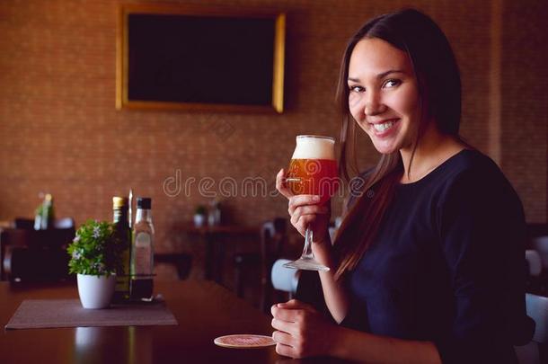 黑头发的妇女喝<strong>饮料</strong>一啤酒采用一rest一ur一nt