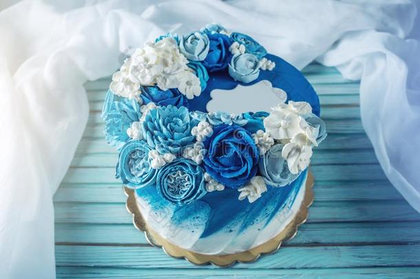 美丽的<strong>蓝色婚礼</strong>蛋糕装饰和白色的花关于肌酸酐