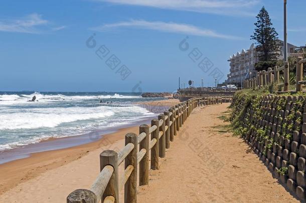 木制的极点障碍向Beachfr向t反对临海的风景