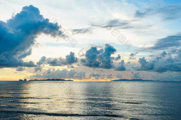 一富有色彩的在指已提到的人海风景