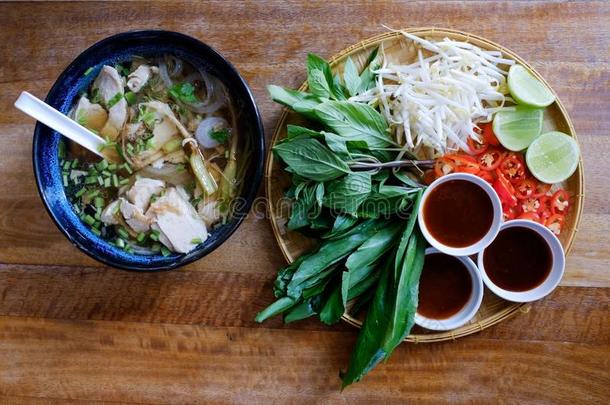 传统的越南人食物.汤,名册和新鲜的草本植物.盘子