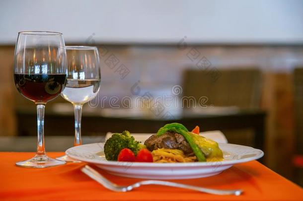 优美的饭店计划表和葡萄酒,水和主要的课程
