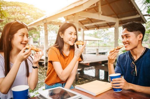 亚洲人学生吃吃指已提到的人意大利薄饼toge指已提到的人r